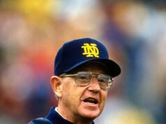 Lou Holtz, leggendario allenatore del Notre Dame, muore a 89 anni