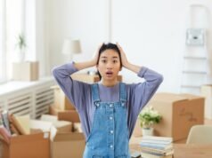 Una donna si trasferisce in una nuova casa, incerta su cosa fare con ciò che trova in cucina