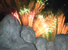 I fuochi d’artificio torneranno sul Monte Rushmore per la “Grande Celebrazione” del Giorno dell’Indipendenza