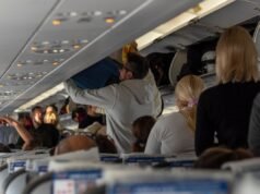 I passeggeri dell’aereo salgono a bordo del volo: ciò che nota sui bagagli a mano lo fa infuriare: “imbarazzante”