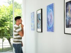 Un uomo partecipa a una mostra d’arte: non è pronto a rispondere alla sua domanda “innocente”.