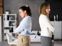 Donna sconcertata dal motivo per cui un collega le dice di “andare all’inferno”: “Non mi sento male”