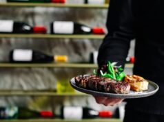 Il manager porta l’assistente a pranzo con il cliente: shock per ciò che ordina