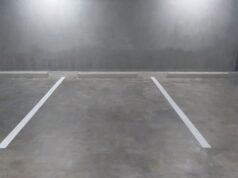 Una donna single si trasferisce in un appartamento: non è pronta per diventare “un bersaglio”