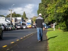 Orrore per ciò che la telecamera riprende mentre fa un uomo per strada: “profondamente sconvolgente”