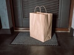 Un uomo ordina generi alimentari online: ciò che nota durante la consegna lascia a bocca aperta