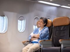 I passeggeri salgono sull’aereo: non sono pronti per ciò che il vicino fa “di proposito”