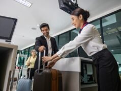 Il passeggero si rende conto del crollo prima del volo, poi interviene l’agente al gate