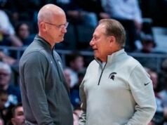 Dan Hurley e Tom Izzo attirano l’attenzione con una stretta di mano dopo la partita alla Sweet 16