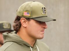 Le probabilità favoriscono la gara a 4 squadre per la stella difensiva Trey Hendrickson