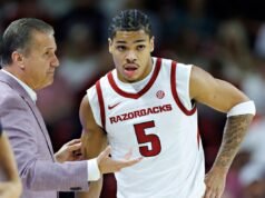 L’allenatore rivale rivendica il maggiore Darius Acuff dopo l’Arkansas-Texas