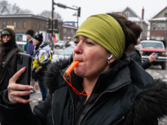Proprietario di una libreria della Pennsylvania che offre fischi anti-ICE senza preoccuparsi della perdita di clienti