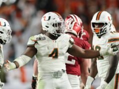 Il guru del draft prevede un grande calo per Miami DE Rueben Bain Jr.