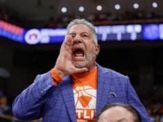Bruce Pearl attira critiche per le azioni intraprese durante la sconfitta di Auburn nel torneo SEC