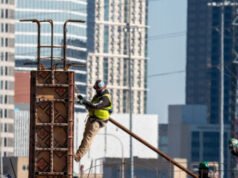 Le buste paga private salgono di 63.000 a febbraio, molto più del previsto