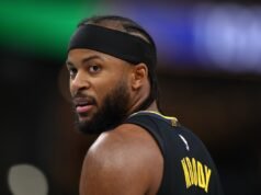 L’HC dell’Arkansas John Calipari reagisce allo spaventoso infortunio di Moses Moody