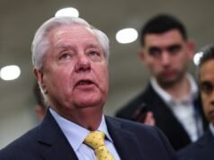 Lindsey Graham in vacanza a Disney World fa alzare le sopracciglia