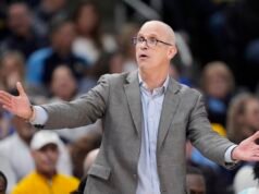 Dan Hurley risponde alla richiesta di urto dell’arbitro dopo l’espulsione nella sconfitta di UConn