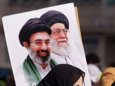 L’Iran afferma che Khamenei di cartone è “in perfetta salute” mentre si diffondono voci di amputazione delle gambe e omosessualità