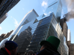 Un enorme incendio scoppia a Midtown Manhattan vicino all’inizio della parata del giorno di San Patrizio