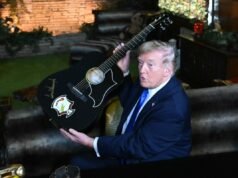 La domanda di Trump sulla lotta contro Elvis a Graceland scatena battute online