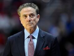 Rick Pitino chiama la configurazione post partita della NCAA dopo la sconfitta di St. John contro Duke