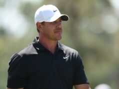 Brooks Koepka conforta una ragazza dopo lo spaventoso incidente con il golf cart a Valspar