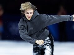 Ilia Malinin esegue una mossa di pattinaggio di figura sbalorditiva – in jeans