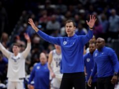 La reazione a margine di Jon Scheyer al vincitore del gioco di Braylon Mullins diventa virale
