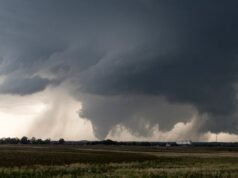 Allarme tornado mentre migliaia di persone hanno detto di cercare immediatamente rifugio: “Pericoloso”