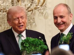 Il Taoiseach irlandese regala una ciotola di trifoglio a Trump secondo la tradizione del giorno di San Patrizio