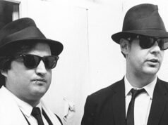 GUARDA: Una persona trans vestita da “fratello del blues” sospettata di omicidio dopo uno stallo nella casa sulla spiaggia di un anziano milionario