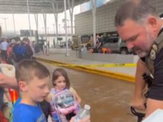 GUARDA – Gli agenti dell’ICE distribuiscono acqua ai viaggiatori riconoscenti: “Grazie a Dio per loro”