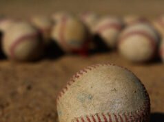 L’ufficiale delle risorse scolastiche colpisce in testa un giocatore di baseball adolescente con il taser