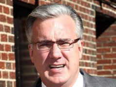 Keith Olbermann distrutto dai fan dopo aver definito Lou Holtz un “leggendario pezzo di merda”