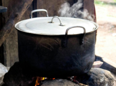 In mezzo alla carenza di GPL, il tempio di Lucknow passa alla cottura a legna per il cibo di Navratri