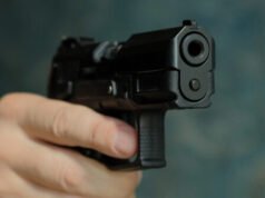 Presunto intruso in condizioni critiche dopo aver calciato la porta, colpito dal proprietario della casa