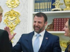 Markwayne Mullin Ha prestato giuramento come segretario del DHS