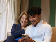 Il governatore Maura Healey ha posato con uno straniero illegale nominato persona di interesse in un caso di violenza sessuale