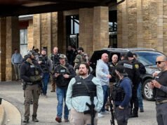 Sparatoria dopo che un veicolo si è schiantato contro la sinagoga del Michigan