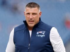 L’HC Mike Vrabel dei Patriots entra in azione con il potenziale candidato al Draft NFL 2026