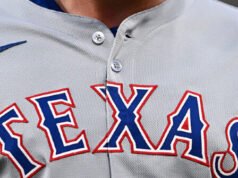 I Texas Rangers restituiscono alla pubblica esposizione la statua delle forze dell’ordine “One Riot, One Ranger”.