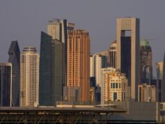 L’Iran lancia missili e droni contro le nazioni del Golfo mentre una nave viene colpita nello Stretto di Hormuz