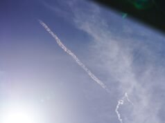 Un drone prende di mira la base americana in Iraq, esplosioni a Doha, mentre l’Iran colpisce la regione in guerra