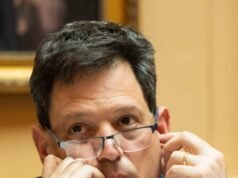 Il leader del Senato dem del VA difende il divieto di pistole davvero grandi con telescopi