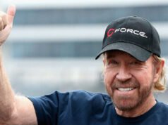 I fan onorano Chuck Norris, icona delle arti marziali e dei film d’azione, con meme esilaranti e commoventi