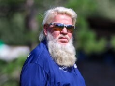John Daly ‘Bellyflops’ lungo un ripido pendio durante un evento di golf