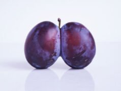 Kickboxer tira l’auto con i testicoli per promuovere la salute mentale