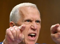 Il senatore repubblicano Tillis paragona la leadership del DHS di Kristi Noem all’uccisione del suo cane