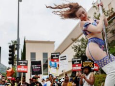 I membri dello staff della Gilda degli Scrittori in sciopero protestano contro il proprio sindacato presso la sede della SAG-AFTRA